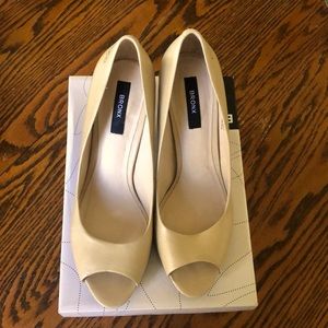 Bronx Joplin peak toe heels in beige and wood tone
